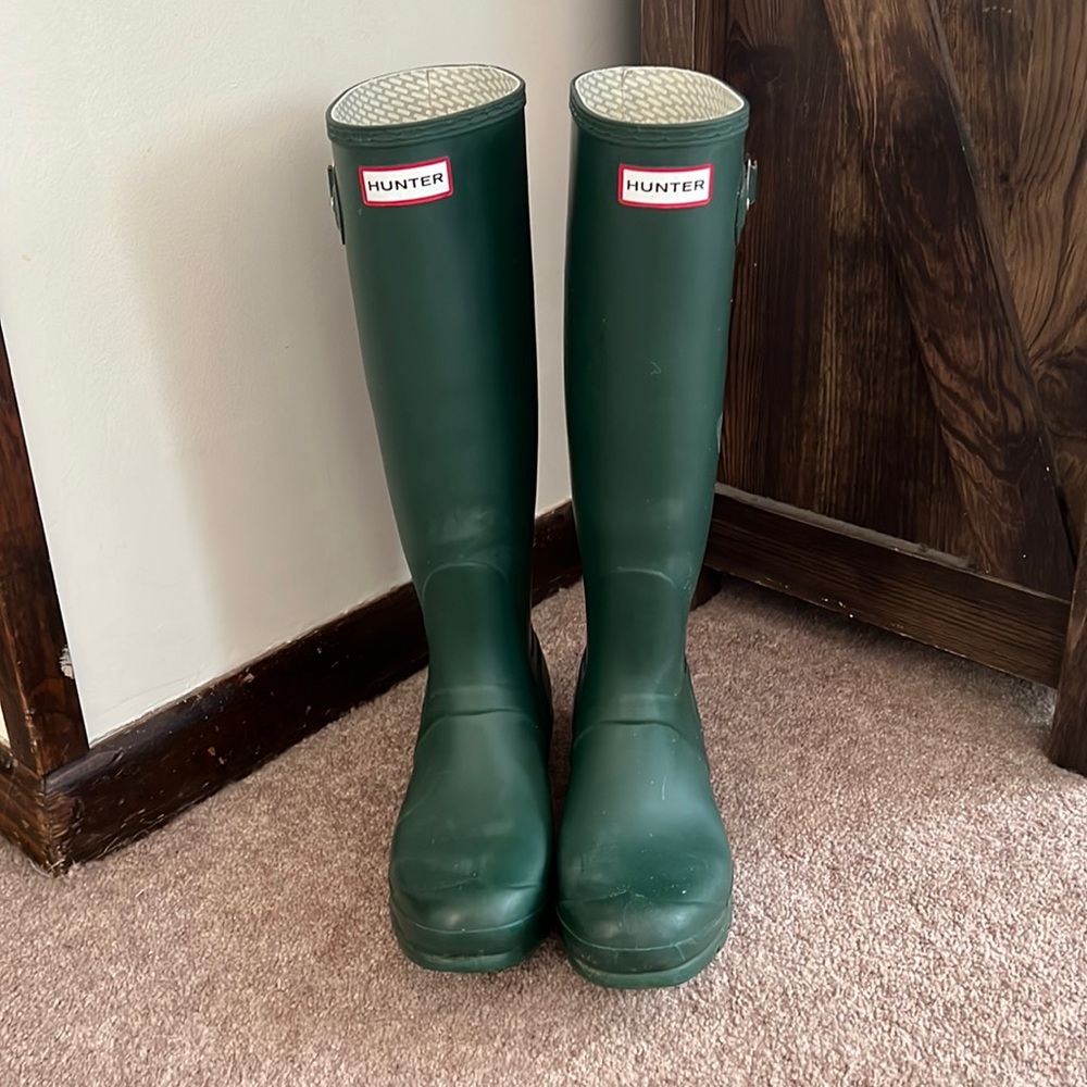 Women’s Original tall Hunter rainboots with adjustable calf buckle. Slight wear